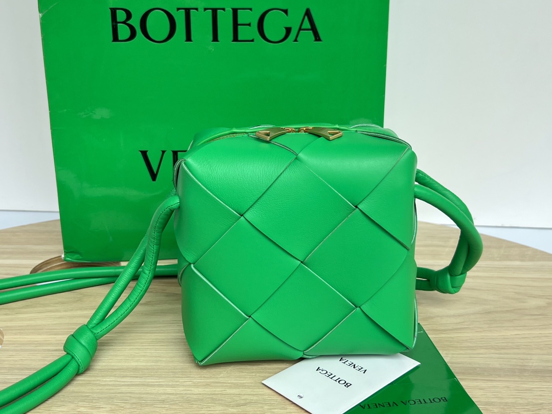 Mini Cassette Intreccio Leather Cross-body Camera Bag Green